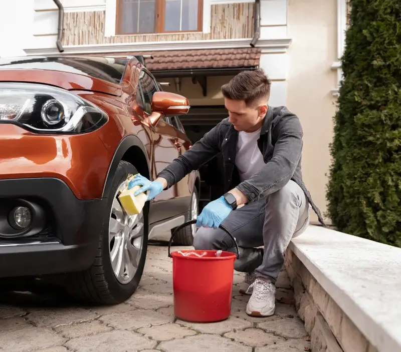 Lavage auto à domicile Sixt-sur-Aff : professionnel intervenant sur un véhicule